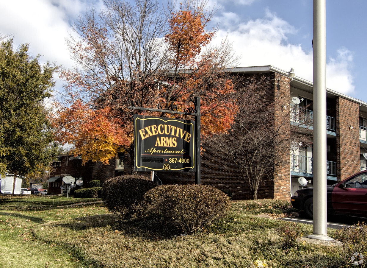 4811 S 3rd St - Executive Arms Apartments