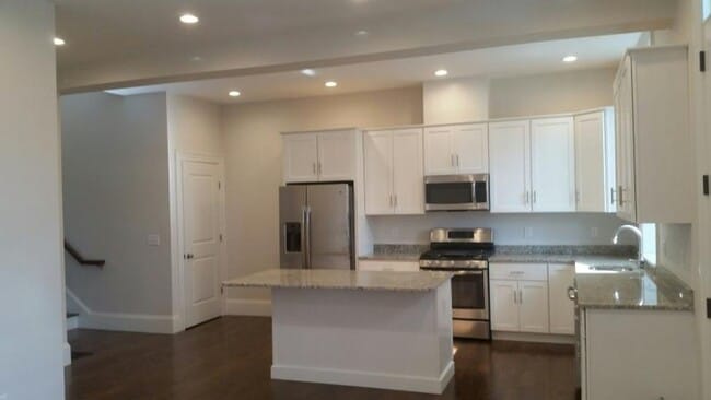 Building Photo - 3bed 4bath in Newton available in 9/1