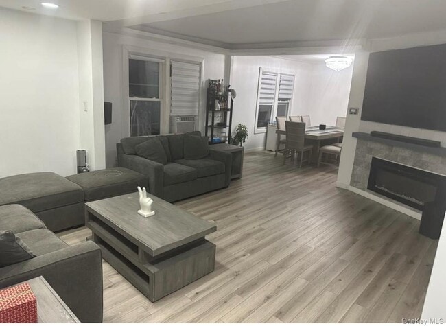 Photo - 109-73 203rd St