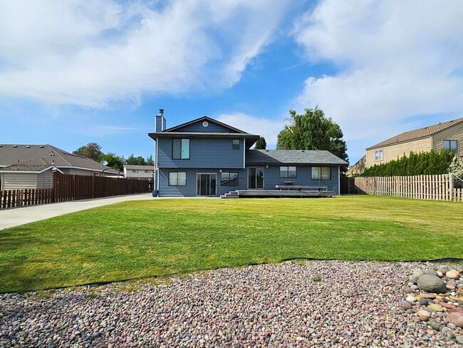 Photo - Beautiful 4 Bedroom Home on the Lake