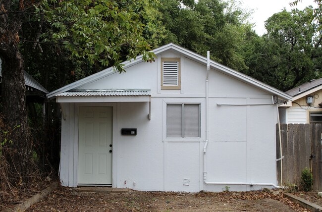STUDIO GARAGE APARTMENT, ALL BILLS PAID - STUDIO GARAGE APARTMENT, ALL BILLS PAID