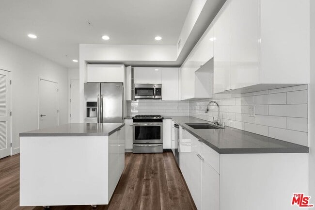 Photo - 1215 S Bedford St Unidad 304