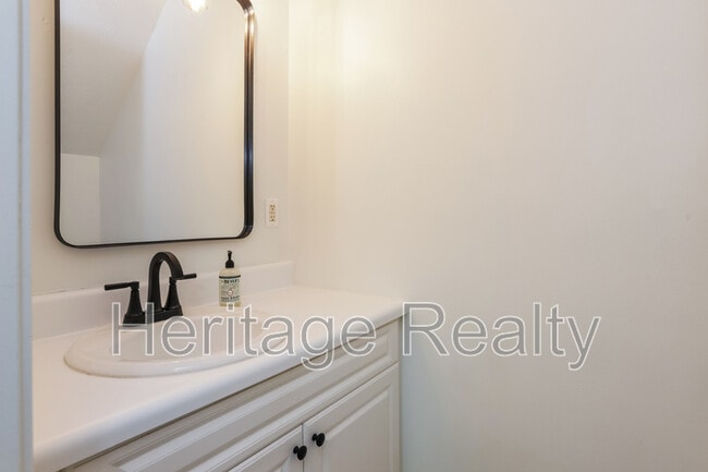Photo - 2574 Kenilworth Ln NE