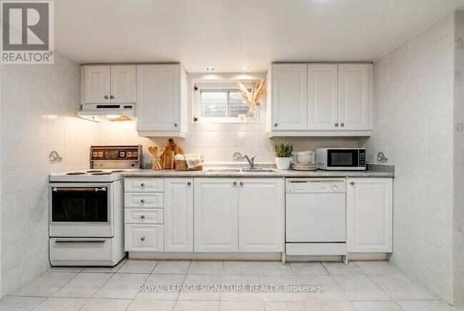 Photo - 173 Rathburn Rd