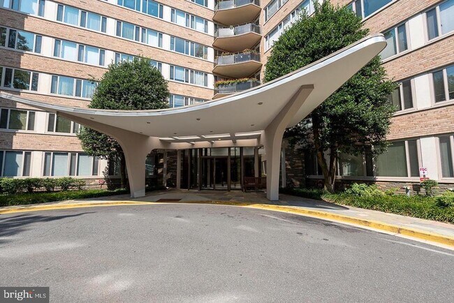 Building Photo - 4101 Cathedral Ave NW Unit 907