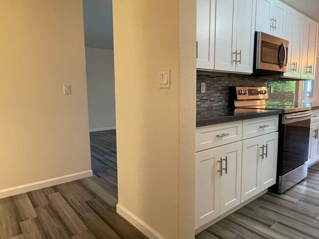 Photo - $500 off 1st months rent!!  Bright and Modern Northgate Condo!