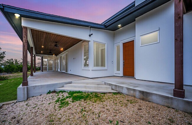 Photo - Modern Masterpiece in Canyon Lake