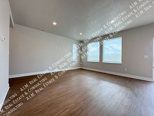 Photo - 284 Caspian Ct