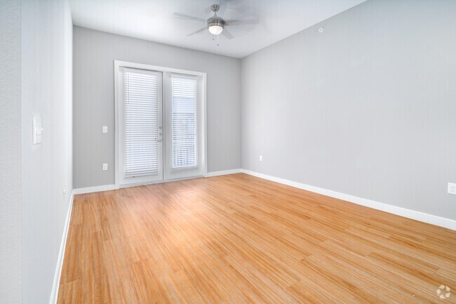 1BR, 1BA - 653SF - Living Room - Southline
