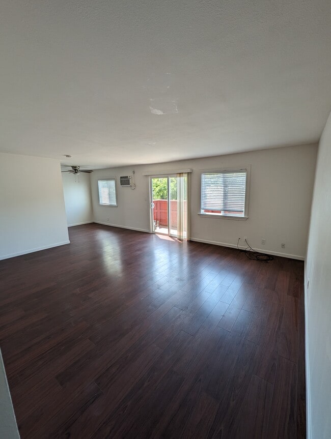 Building Photo - 1536 Lincoln Blvd Unit Fourplex Rental