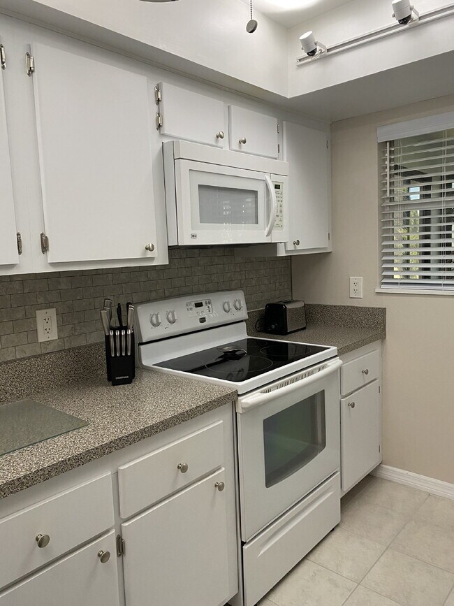Photo - "Fully Furnished 2-Bed Condo Oasis in Tarpon Springs – Your Cozy Retreat Awaits!"