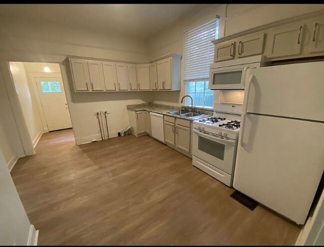 Photo - 2098 Court Ave