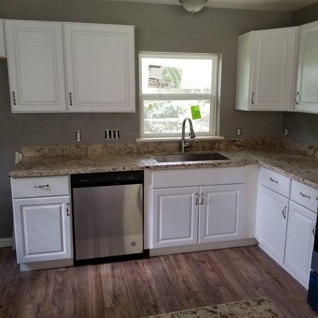 Photo - 5831 Southford St