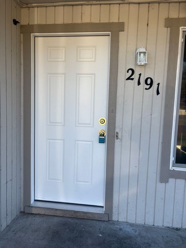 Building Photo - Newly Updated 2 bedroom, 1 Bath duplex in Barger Area