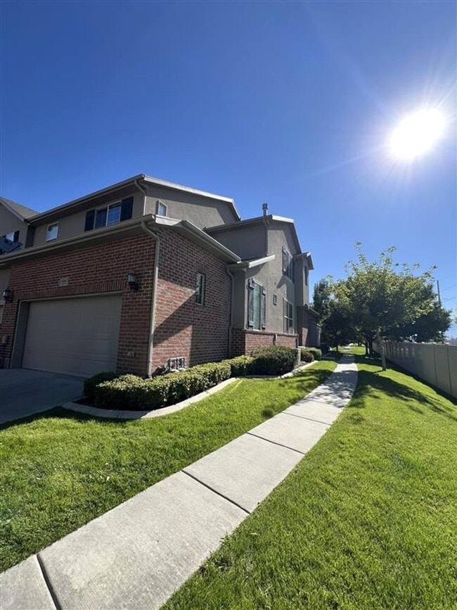 Spacious 6-Bedroom Home with 2 Kitchens in... - Spacious 6-Bedroom Home with 2 Kitchens in...