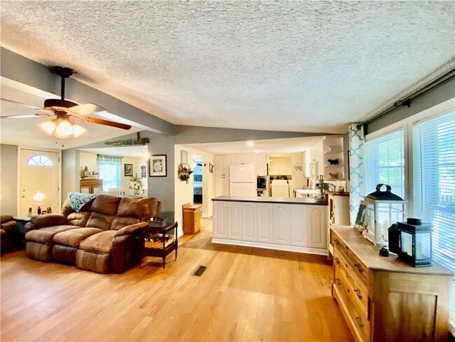 Photo - 148 Pine Tree Path