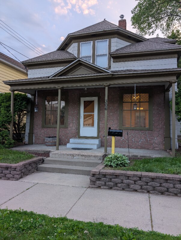 Building Photo - 306 Grove St Rental