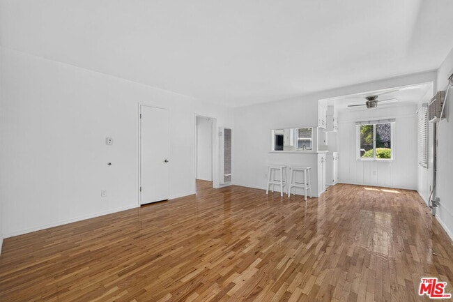 Building Photo - 13553 Moorpark St Unit 1