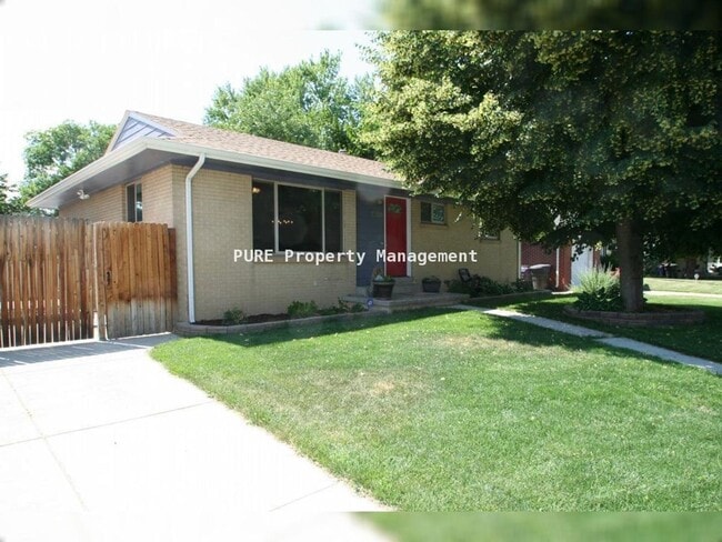 Building Photo - 3 Bed/2 Bath Ranch Home on Large Lot with Oversized Garage