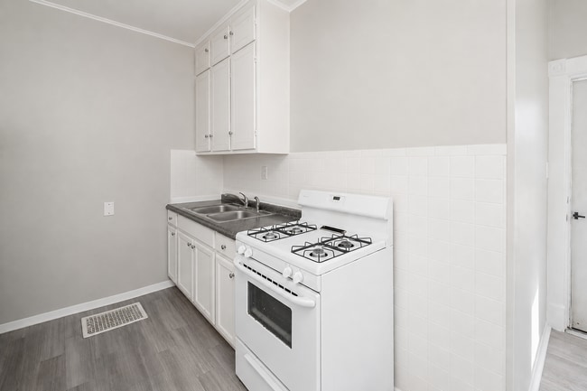 1553 W 17th St Unit 1553 1/2 W 17th St
