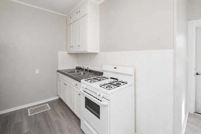 Building Photo - 1553 W 17th St Unit 1553 1/2 W 17th St