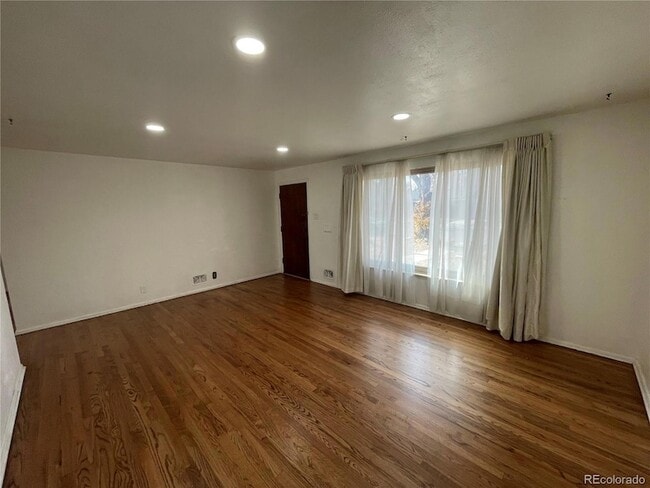 Photo - 3086 Victor St