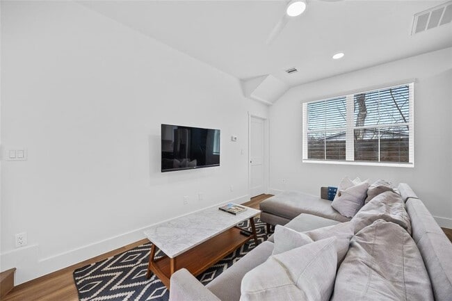 Photo - 4704 Enchanted Ln