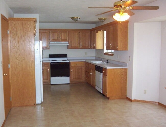 Photo - Beautiful 3 bedroom house in quiet mature neighborhood!