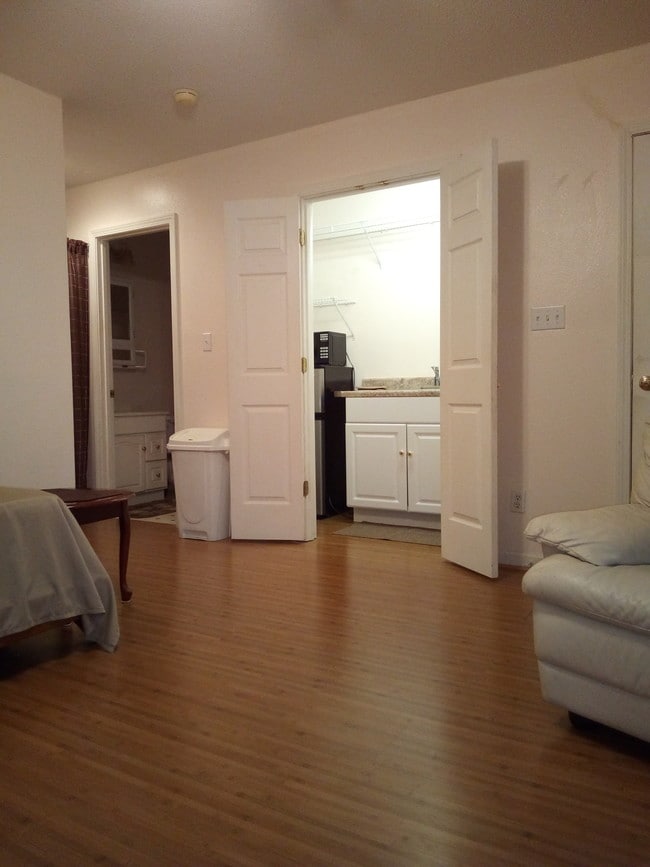 Area view - 1008 Martin Luther King Jr Dr Unit Studio Apartment B