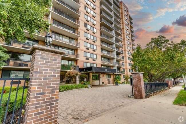 Building Photo - 60 Parkway Dr Unit 14C Rental