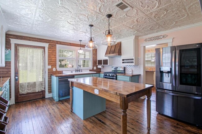 Photo - 228 Commerce St