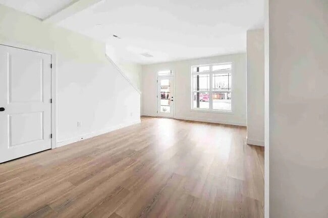 Photo - 395 Church St N