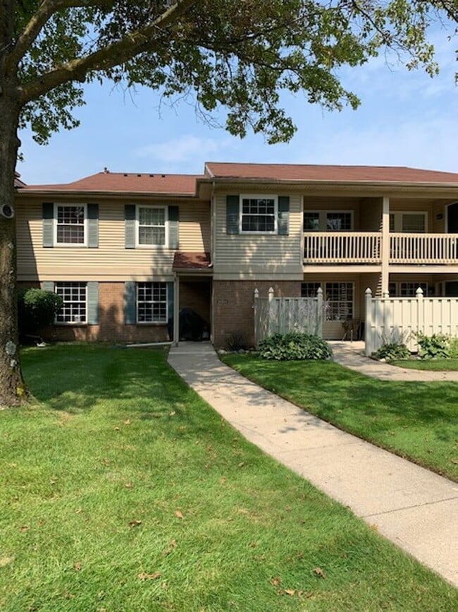 Building Photo - COMING SOON! 2 BEDROOM/2 BATH CONDO FOR LE...