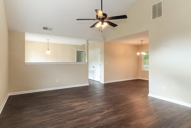 Photo - 409 Robin Hill Ln