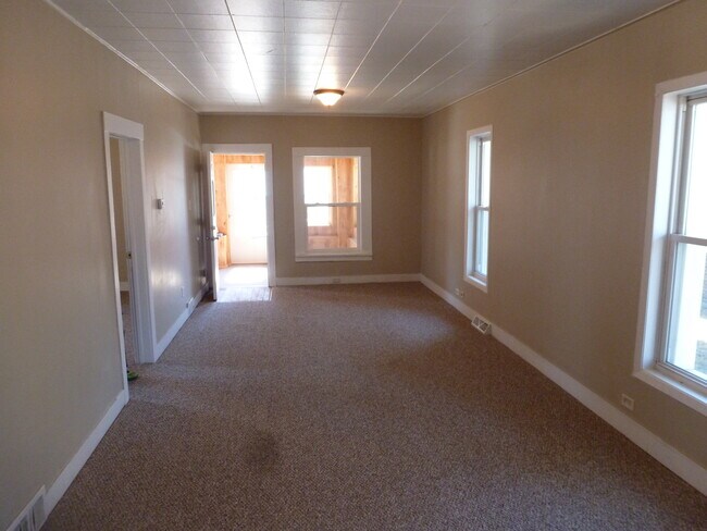 Living/Dining Area - 1008 W 5th St