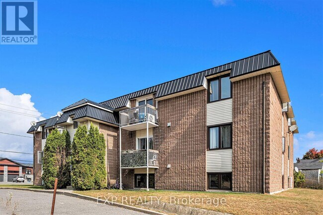 Photo - 875 Laurier St