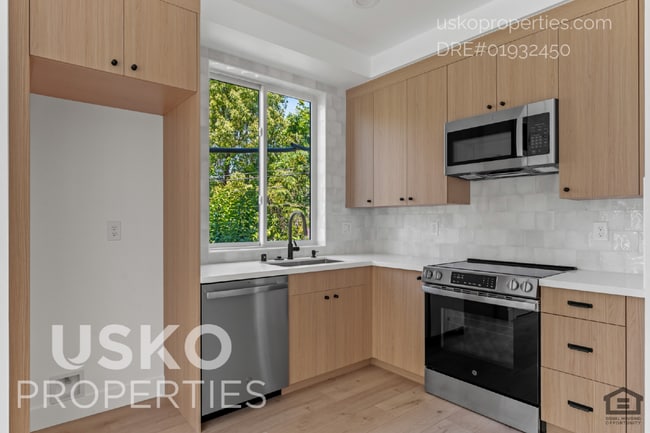 Building Photo - "Chic Urban Living: Spacious 2-Bed, 2-Bath... Unit 1 Rental