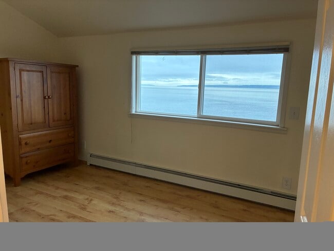 Photo - 7750 Yeomalt Pl NE