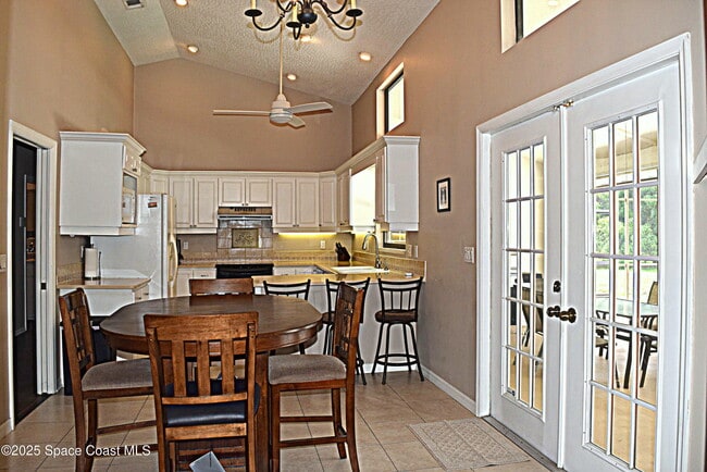 Photo - 285 Utopia Cir