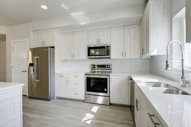 Photo - Spacious TennysonPrime Luxury Townhouse with Rooftop Deck