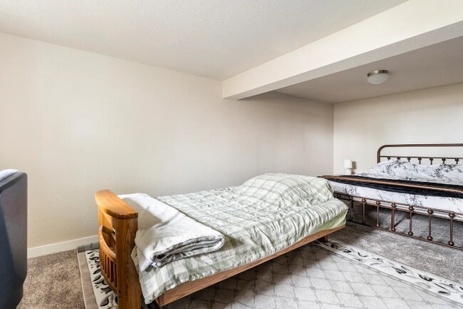 Photo - 557 Bronson Pl NE
