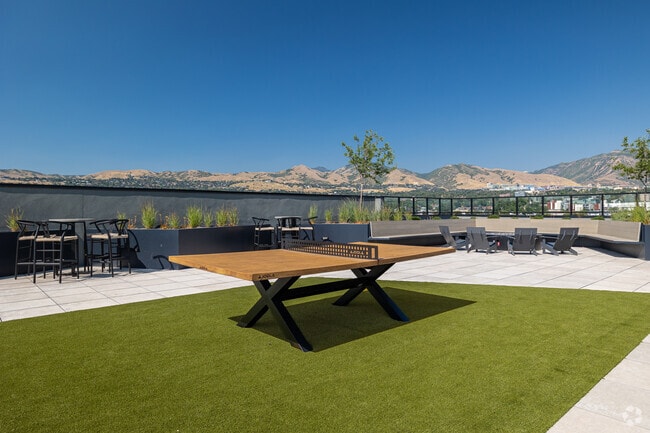Sky Lounge - Ping Pong