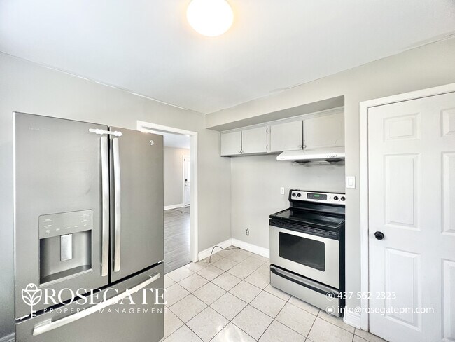 Photo - Spacious 3-Bedroom Main Level Apartment with Parking in London, Ontario Unité 1