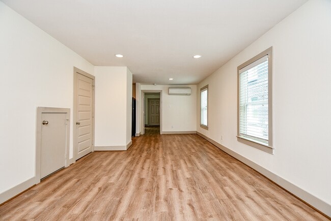 Building Photo - 1009 Enid St Unit 1