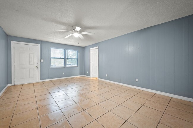 Photo - 304 Bernard Rd