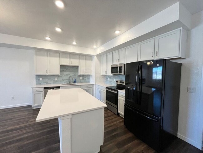 Photo - 811 E 98th-505