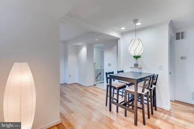 Photo - 822 Warburton Ln