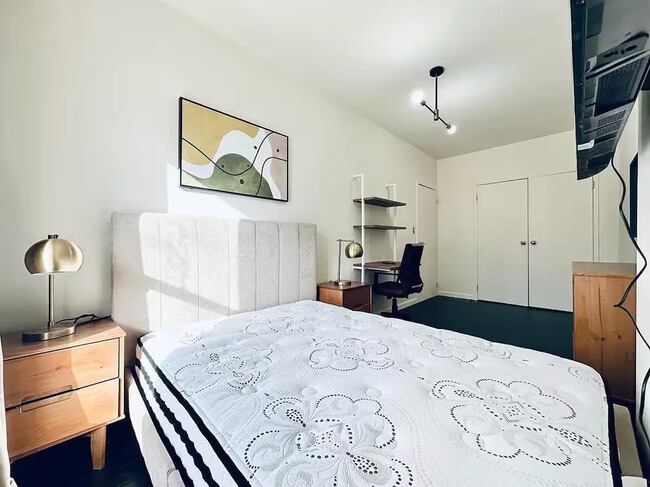 HUGE Room, 3 blocks to Prospect Park, HDTV #471