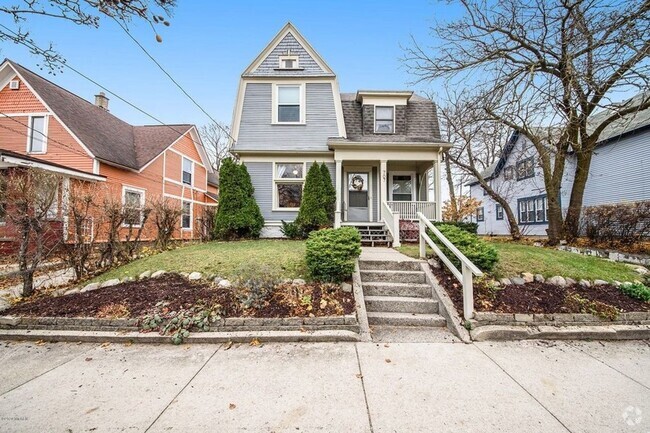 Building Photo - Large-updated home!