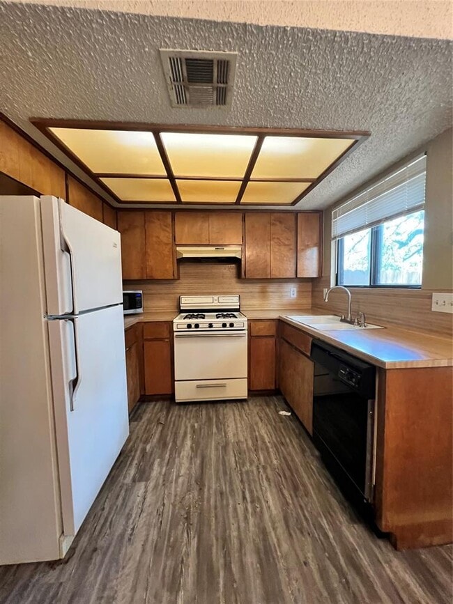 Photo - 1006 Milford Way